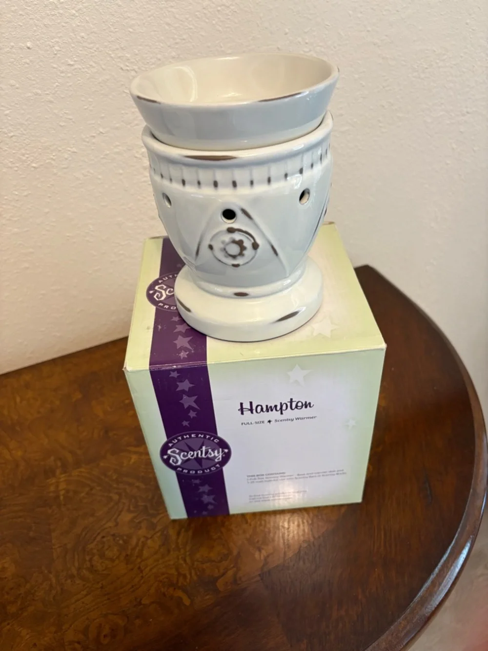 Scentsy Hampton Ceramic Warmer in Gloss White with Silver Accents